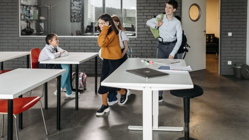 Leerlingen bewegen rustig door een klaslokaal tijdens een leswisseling