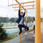 Kinderen spelen samen op klimtoestel tijdens de pauze op het schoolplein