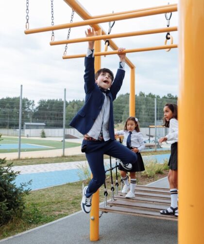 Kinderen spelen samen op klimtoestel tijdens de pauze op het schoolplein