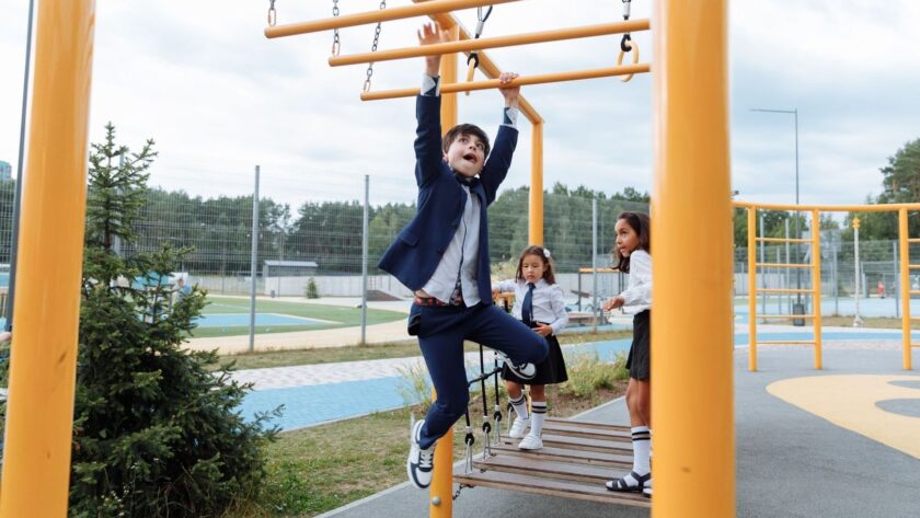 Kinderen spelen samen op klimtoestel tijdens de pauze op het schoolplein